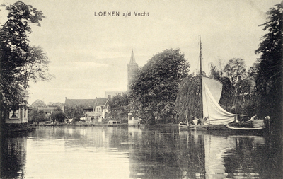 11464 Gezicht op de Vecht in de bebouwde kom van Loenen uit het noorden; met rechts een zeilschip.